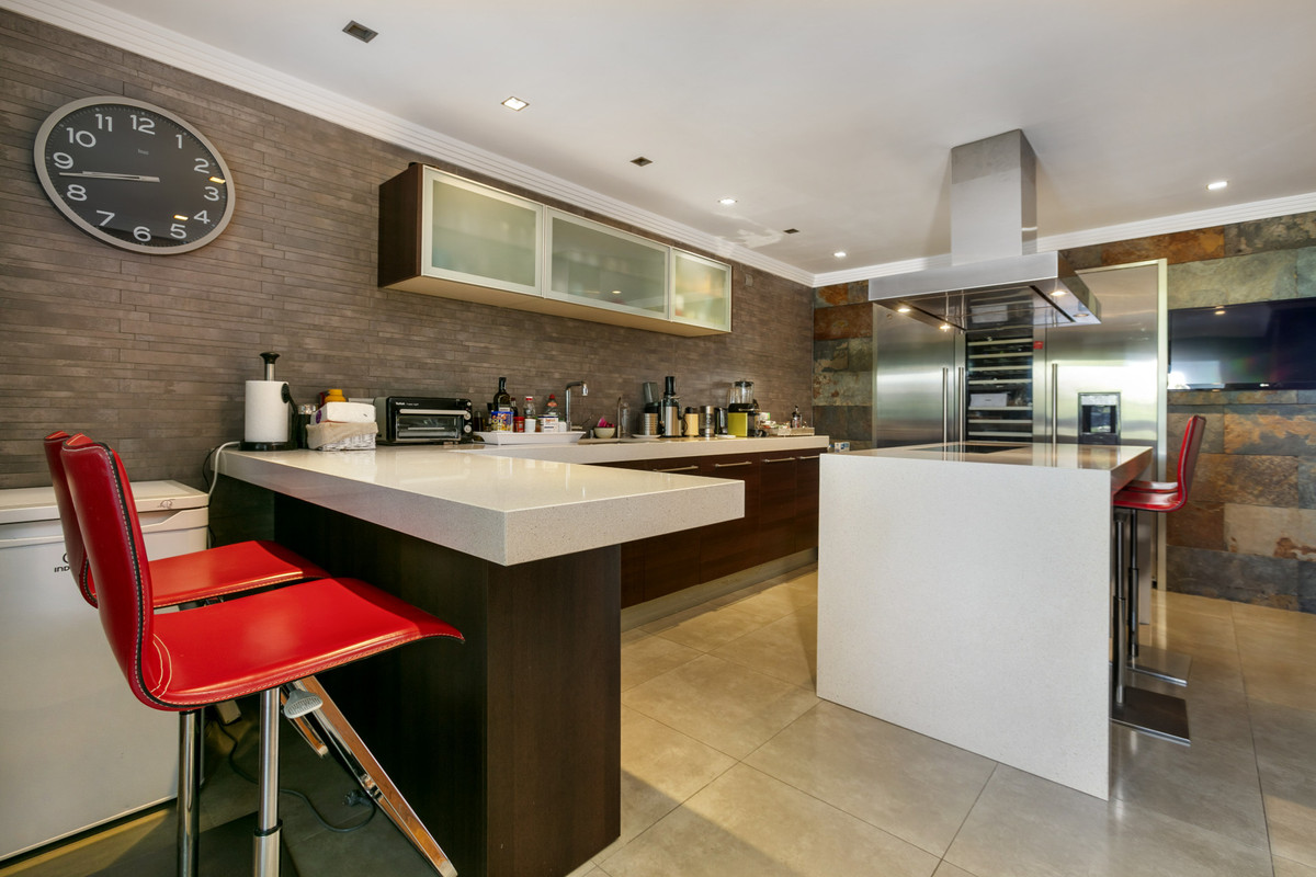 4 Bed Apartment for sale in The Golden Mile Costa Del Sol, Málaga, Spain
