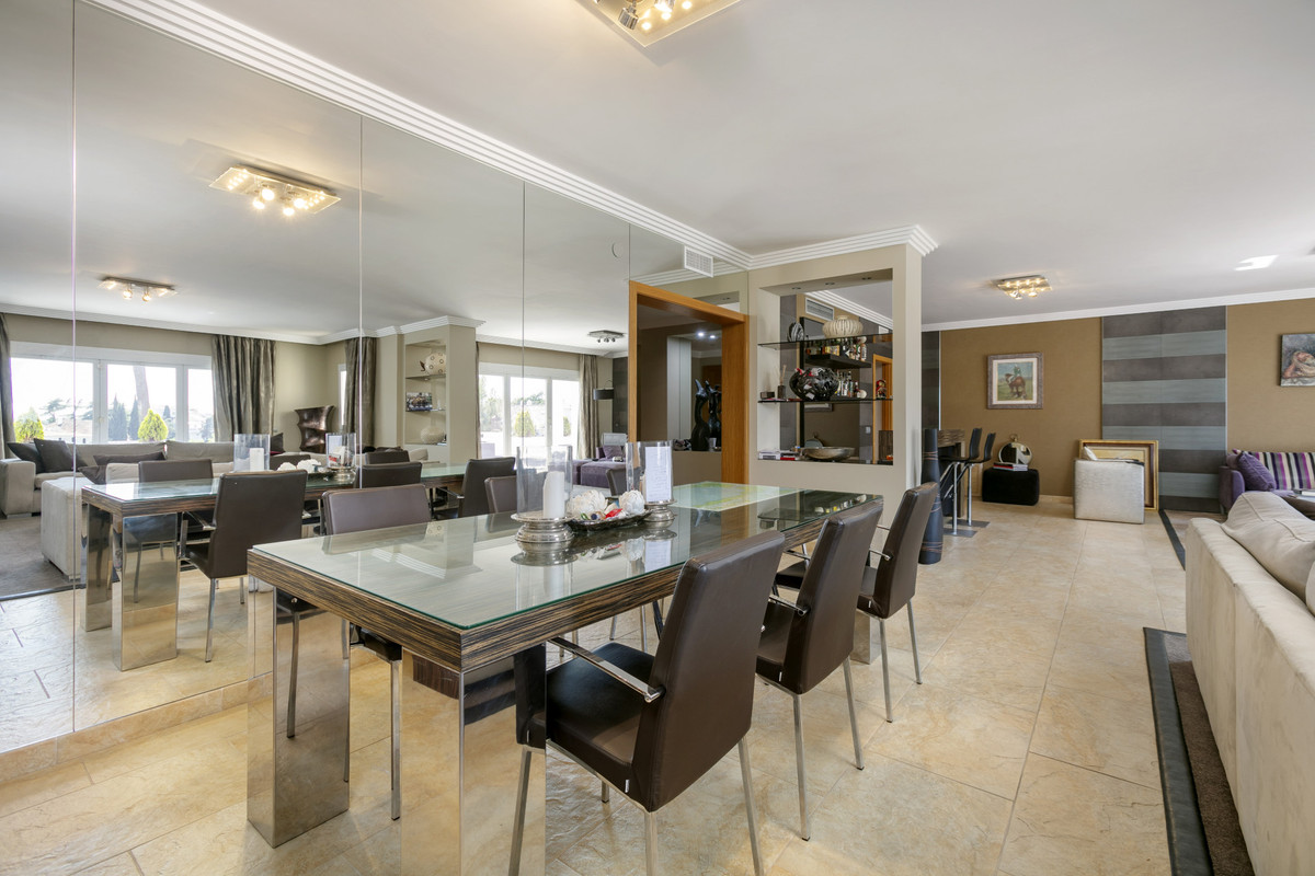 4 Bed Apartment for sale in The Golden Mile Costa Del Sol, Málaga, Spain
