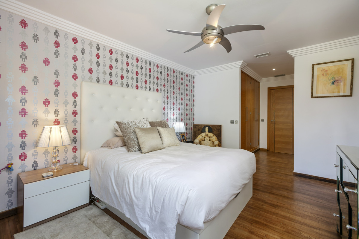 4 Bed Apartment for sale in The Golden Mile Costa Del Sol, Málaga, Spain