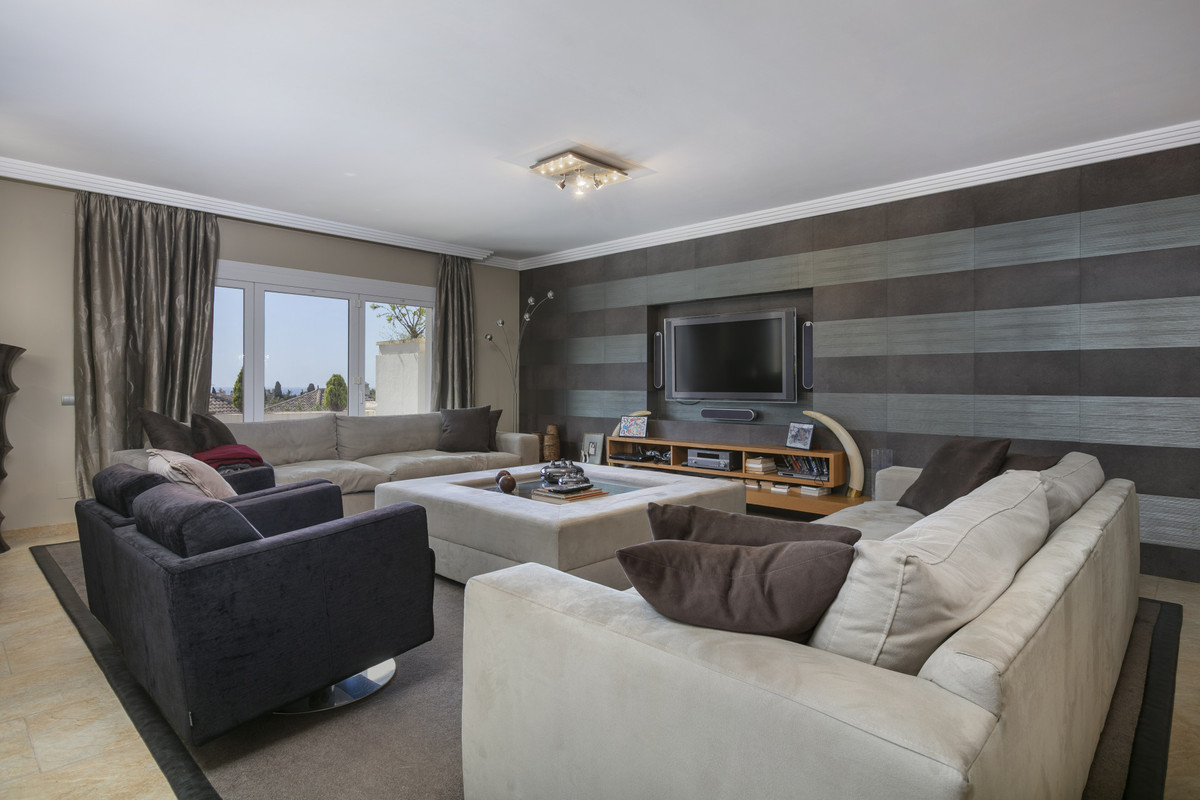 4 Bed Apartment for sale in The Golden Mile Costa Del Sol, Málaga, Spain