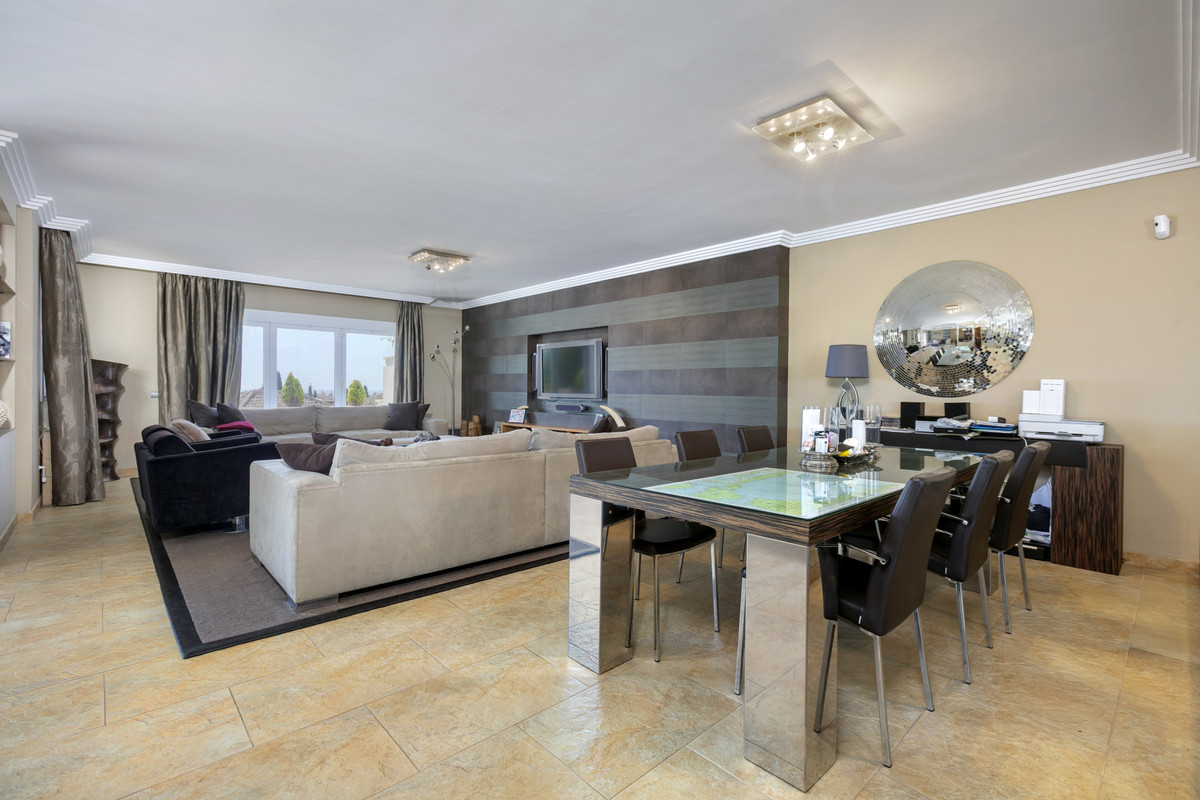 4 Bed Apartment for sale in The Golden Mile Costa Del Sol, Málaga, Spain