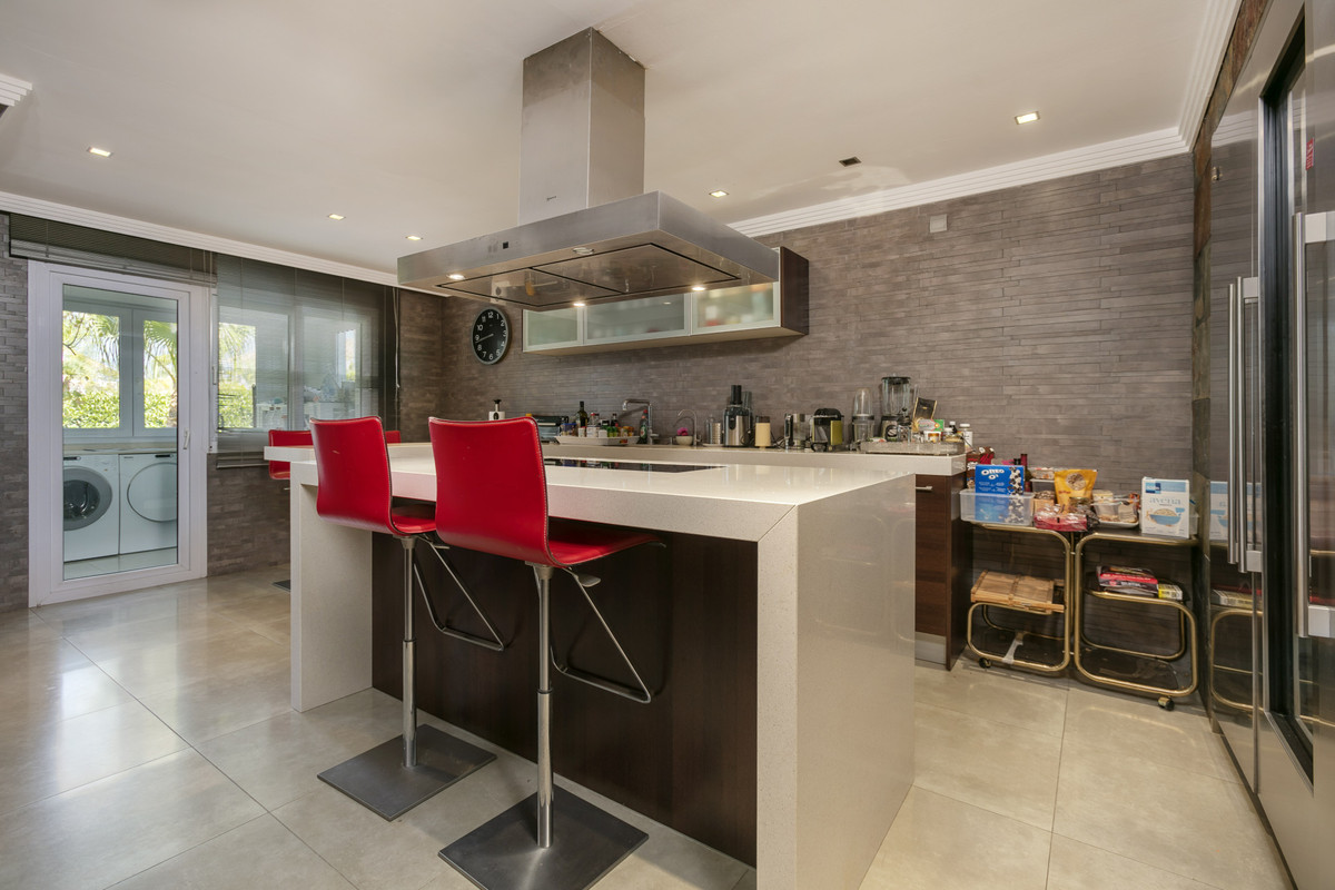 4 Bed Apartment for sale in The Golden Mile Costa Del Sol, Málaga, Spain