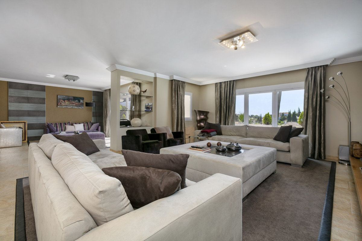 4 Bed Apartment for sale in The Golden Mile Costa Del Sol, Málaga, Spain