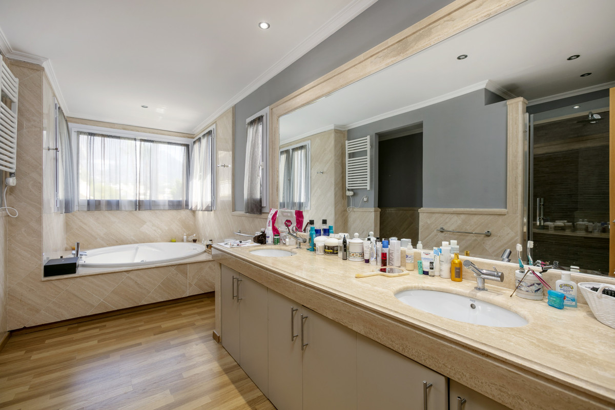 4 Bed Apartment for sale in The Golden Mile Costa Del Sol, Málaga, Spain