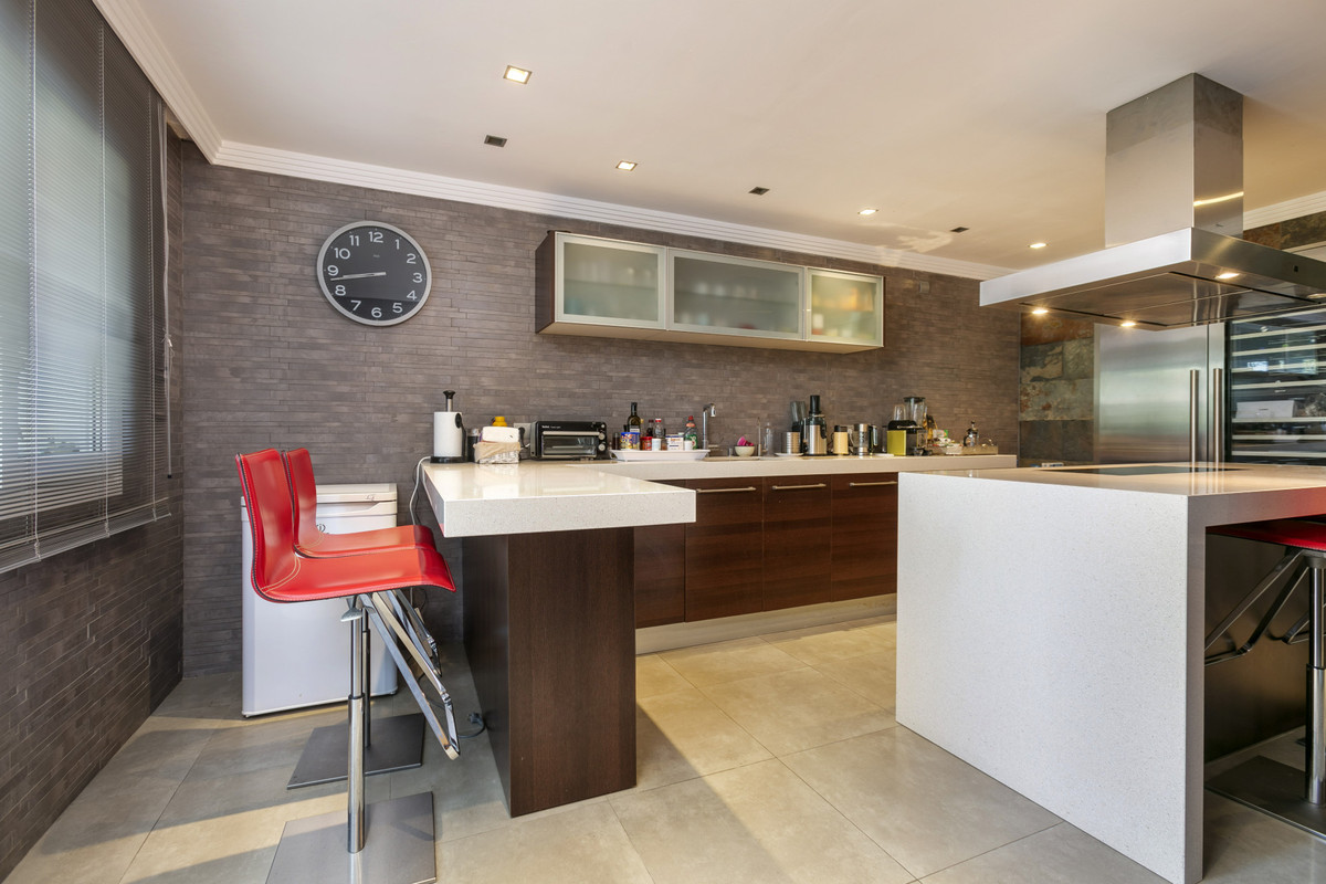 4 Bed Apartment for sale in The Golden Mile Costa Del Sol, Málaga, Spain