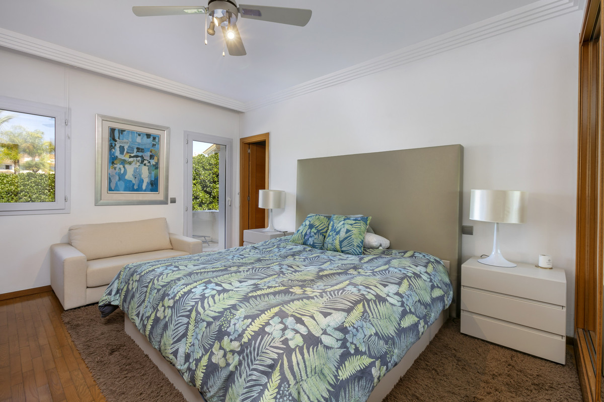 4 Bed Apartment for sale in The Golden Mile Costa Del Sol, Málaga, Spain