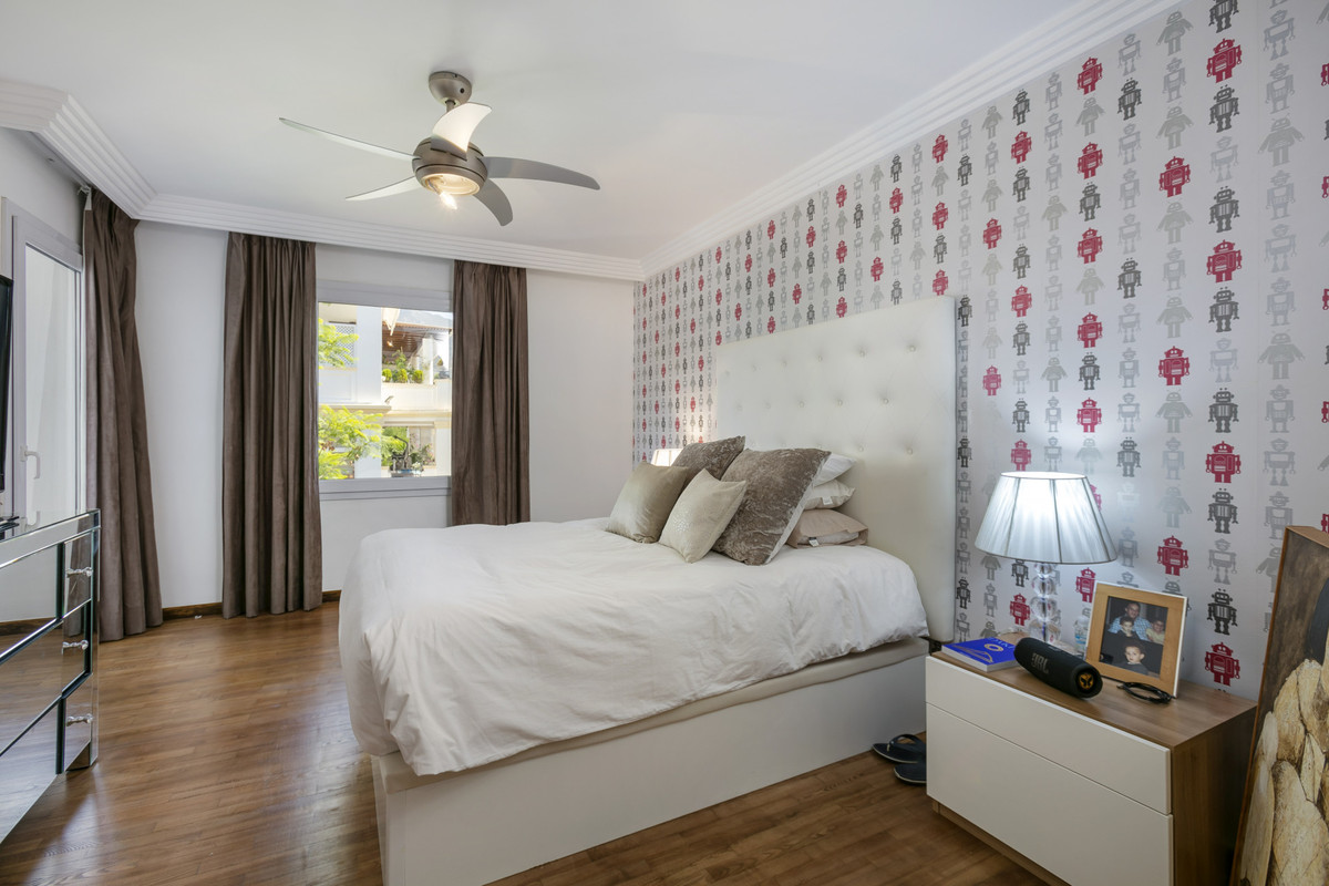 4 Bed Apartment for sale in The Golden Mile Costa Del Sol, Málaga, Spain