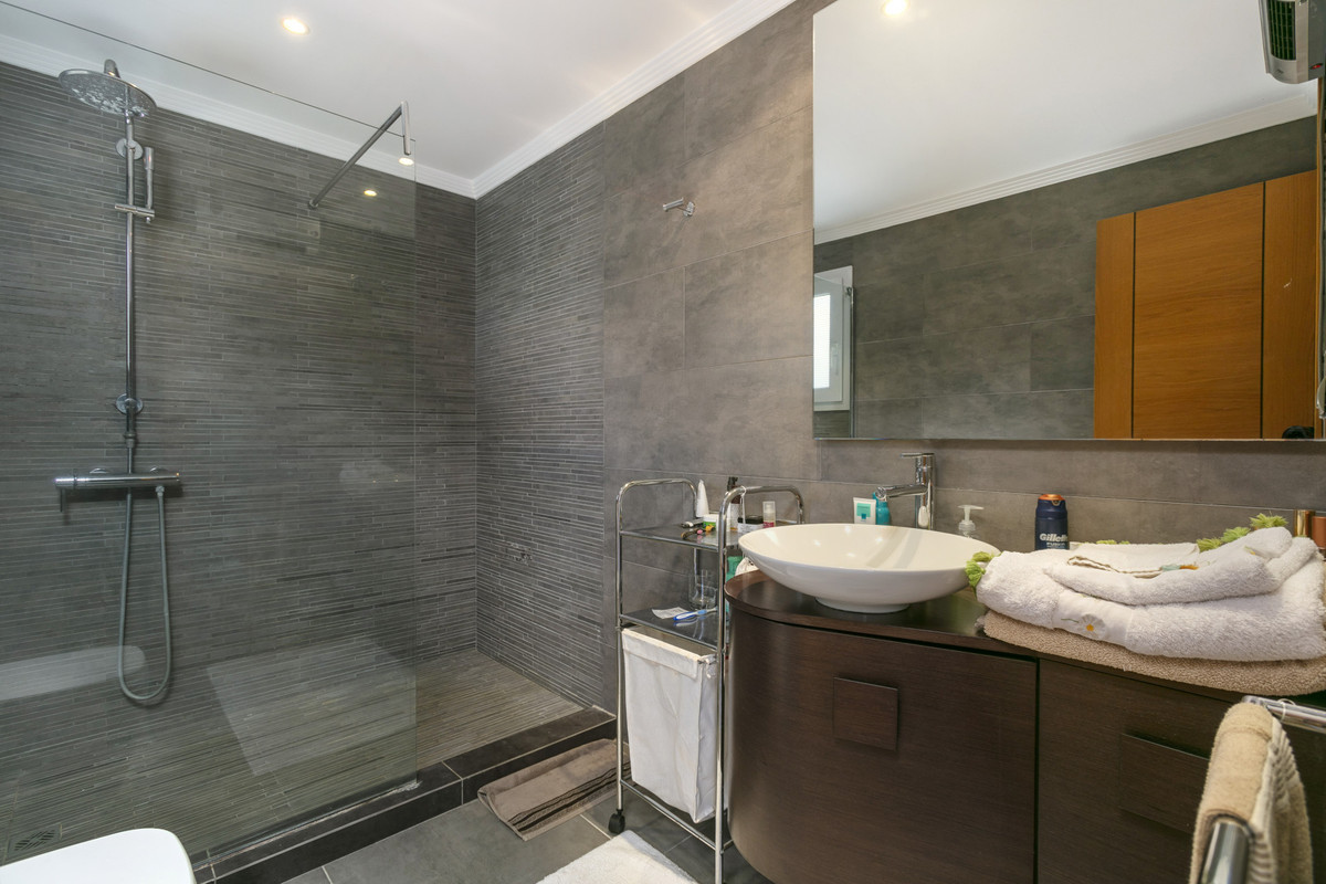4 Bed Apartment for sale in The Golden Mile Costa Del Sol, Málaga, Spain