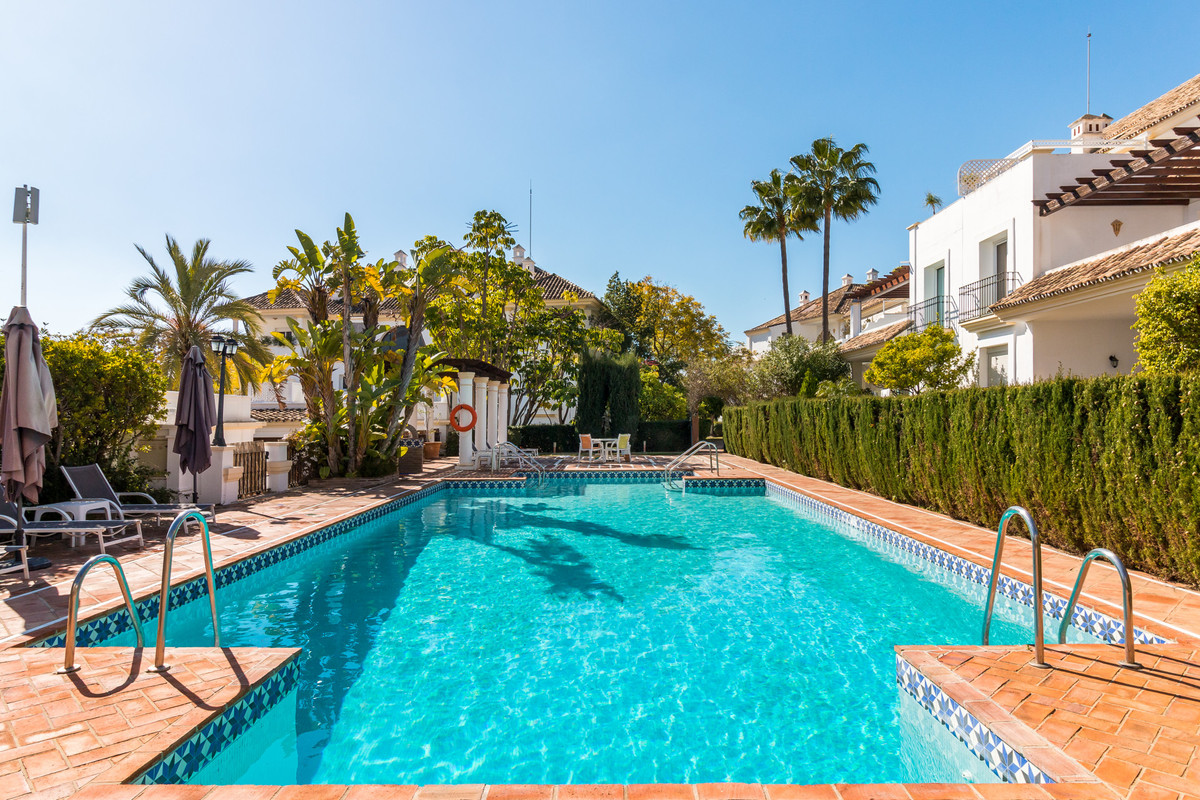 4 Bed Apartment for sale in The Golden Mile Costa Del Sol, Málaga, Spain