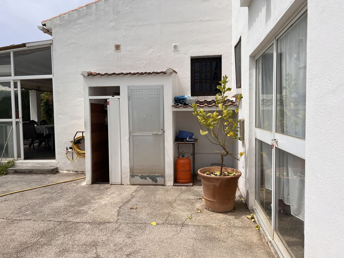 5 Bed Townhouse for sale in Selwo Costa Del Sol, Málaga, Spain