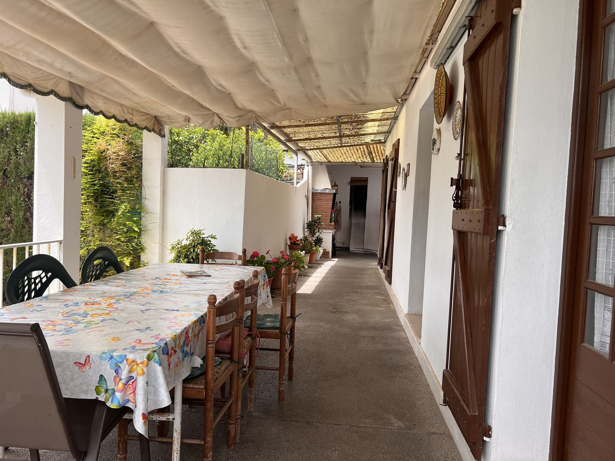 5 Bed Townhouse for sale in Selwo Costa Del Sol, Málaga, Spain