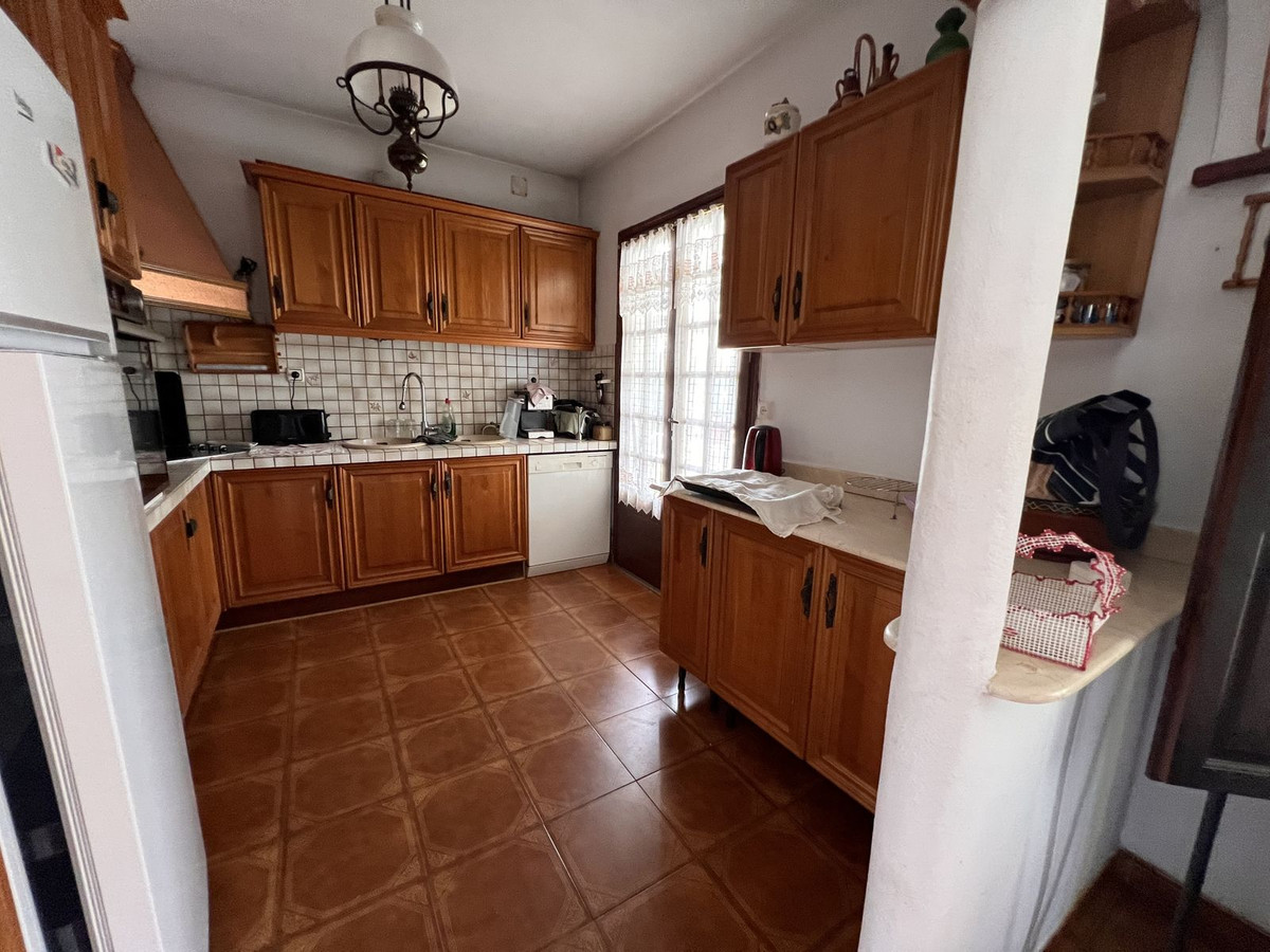 5 Bed Townhouse for sale in Selwo Costa Del Sol, Málaga, Spain
