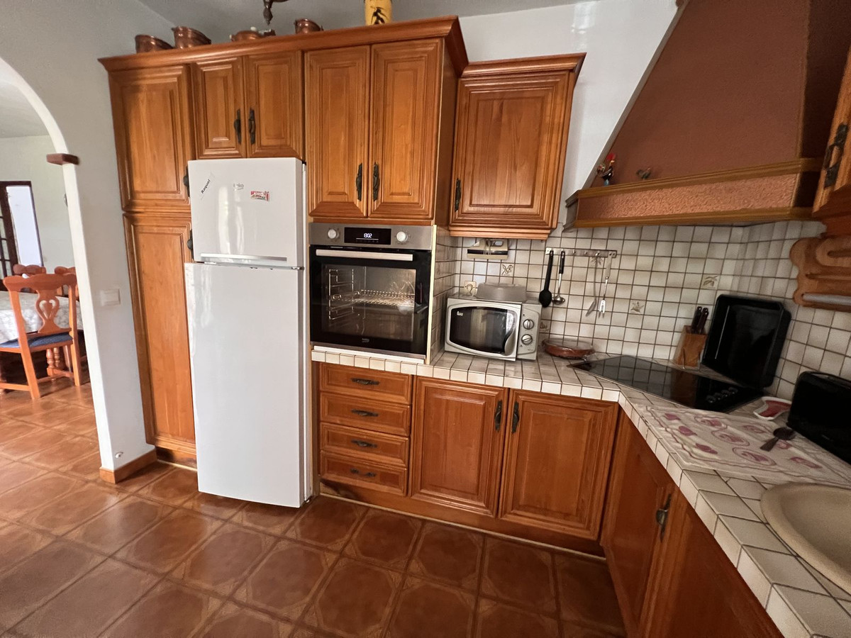 5 Bed Townhouse for sale in Selwo Costa Del Sol, Málaga, Spain