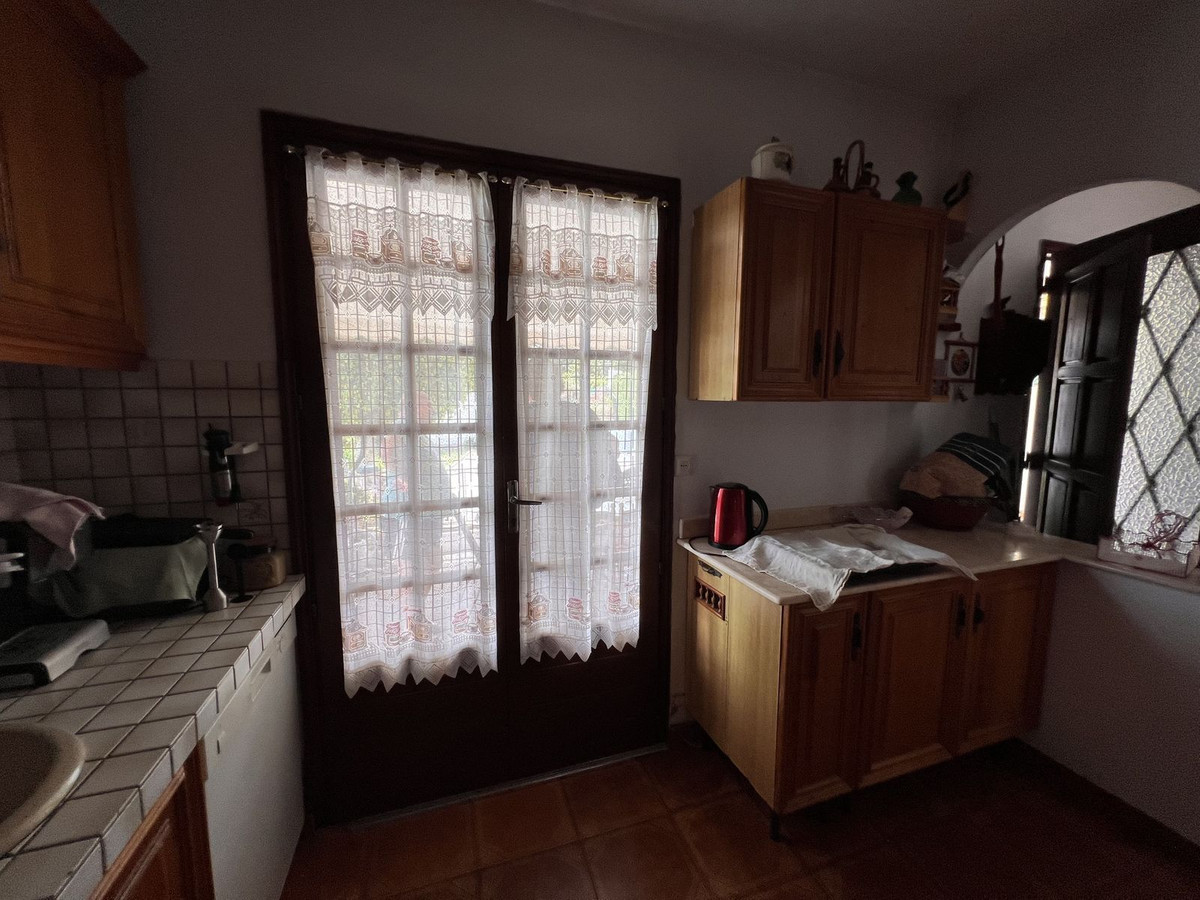 5 Bed Townhouse for sale in Selwo Costa Del Sol, Málaga, Spain