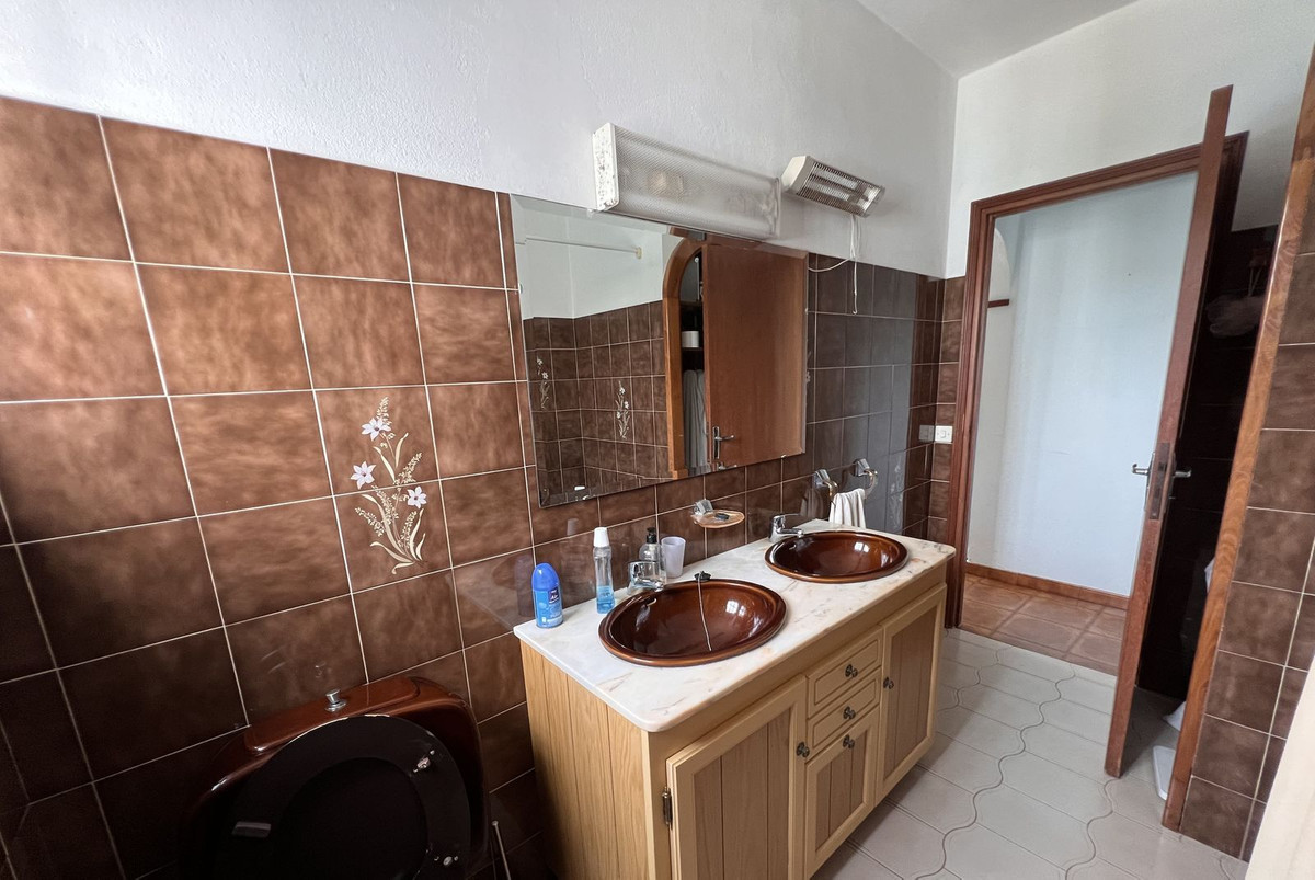 5 Bed Townhouse for sale in Selwo Costa Del Sol, Málaga, Spain
