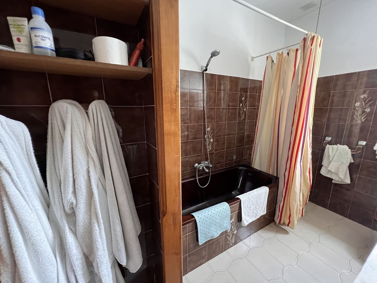 5 Bed Townhouse for sale in Selwo Costa Del Sol, Málaga, Spain