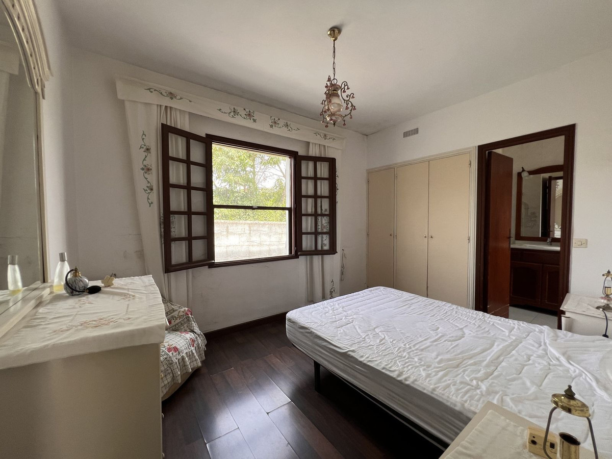 5 Bed Townhouse for sale in Selwo Costa Del Sol, Málaga, Spain