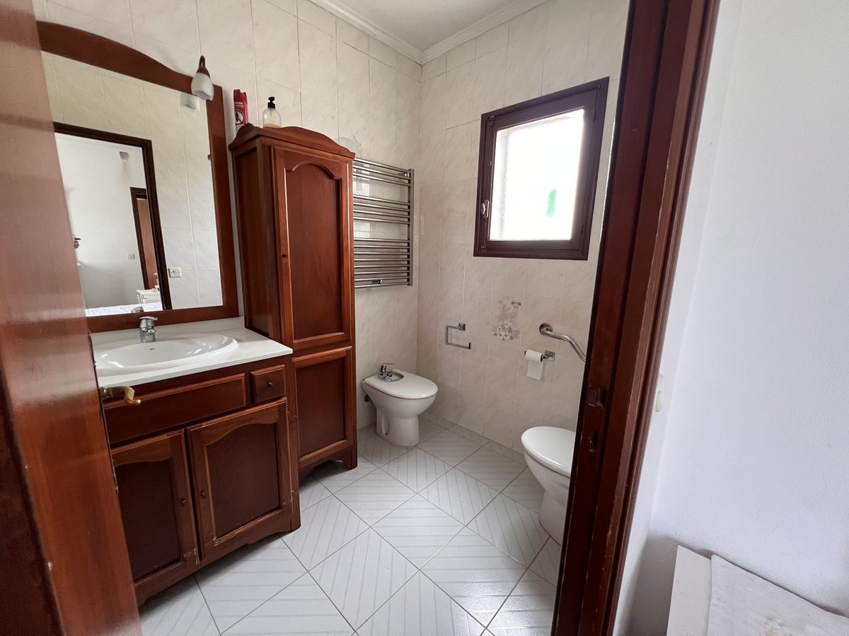 5 Bed Townhouse for sale in Selwo Costa Del Sol, Málaga, Spain