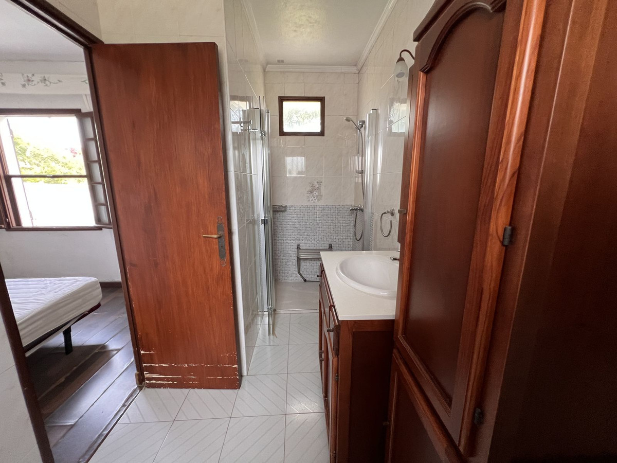 5 Bed Townhouse for sale in Selwo Costa Del Sol, Málaga, Spain