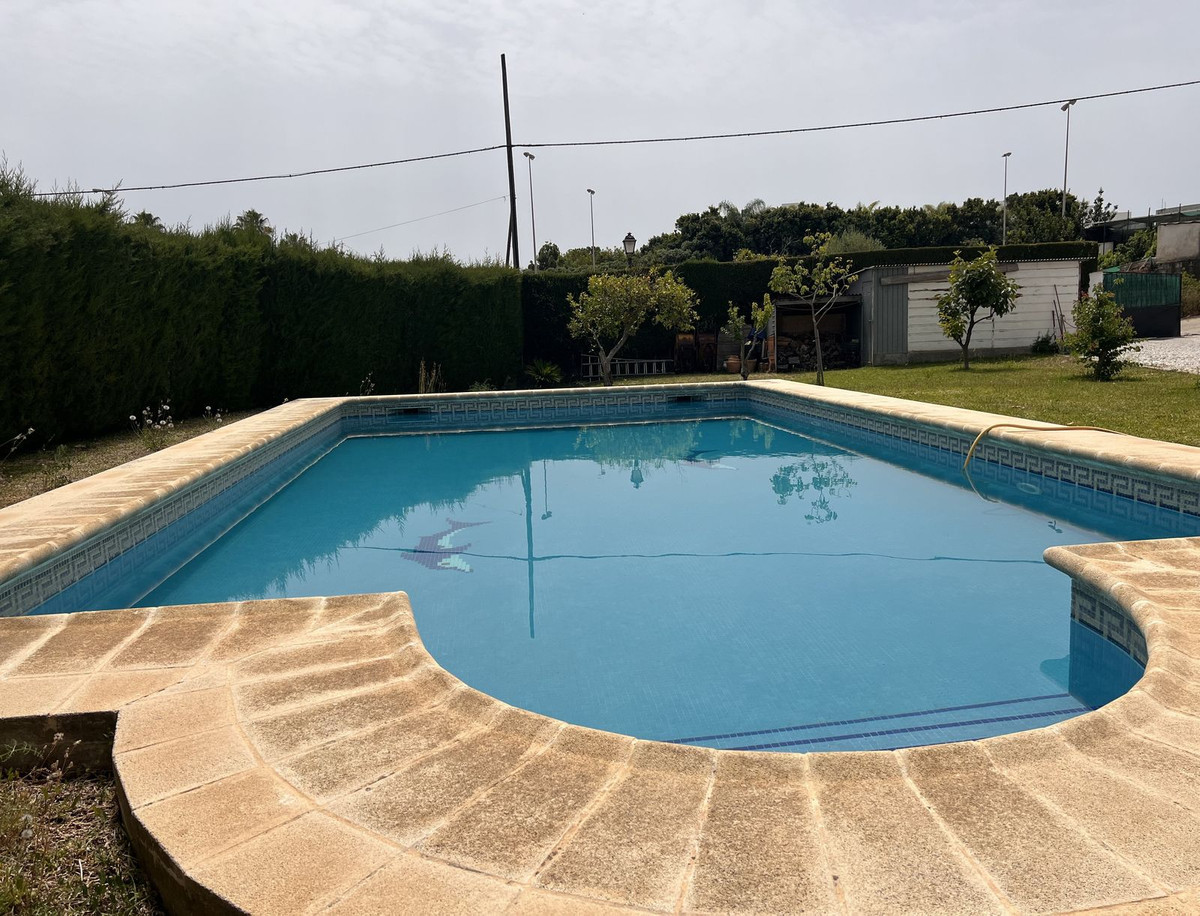 5 Bed Townhouse for sale in Selwo Costa Del Sol, Málaga, Spain