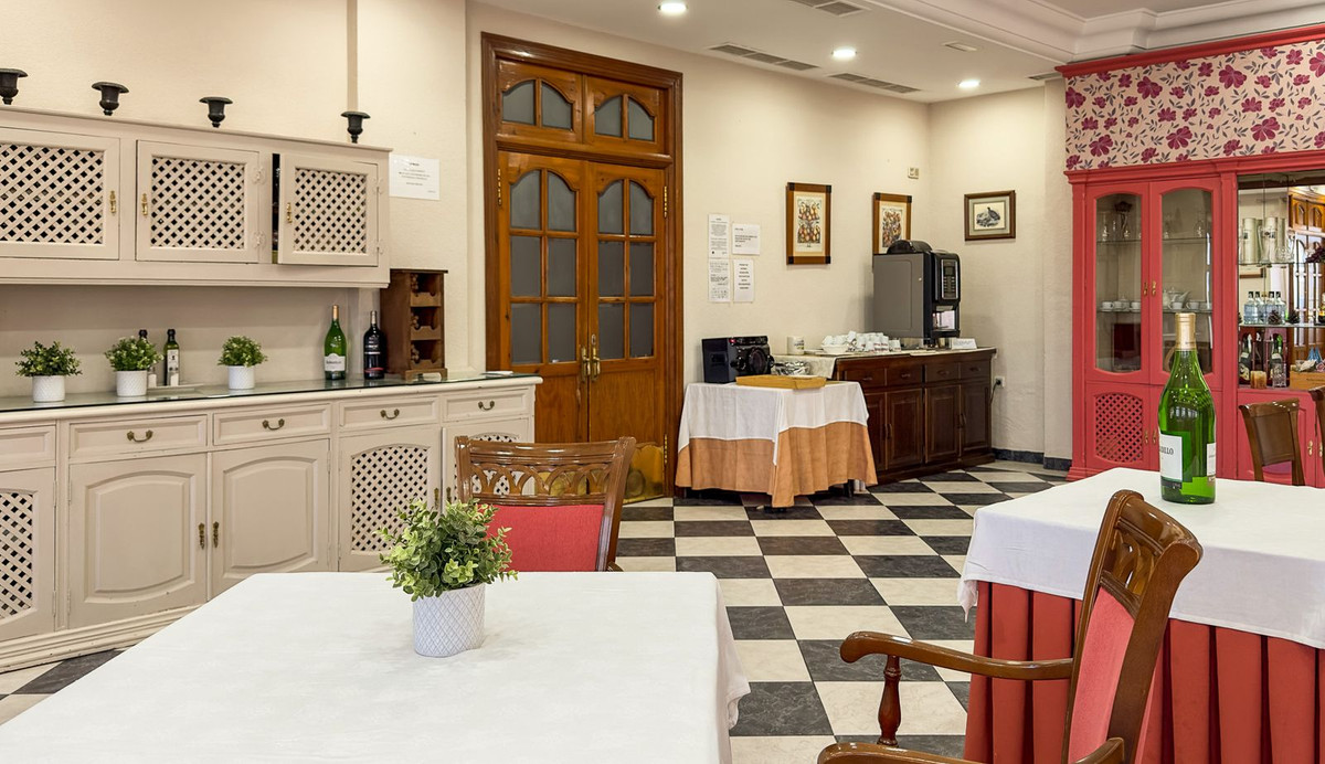 Se vende Hotel de 63 dormitorios en Costa Del Sol, Málaga, España
