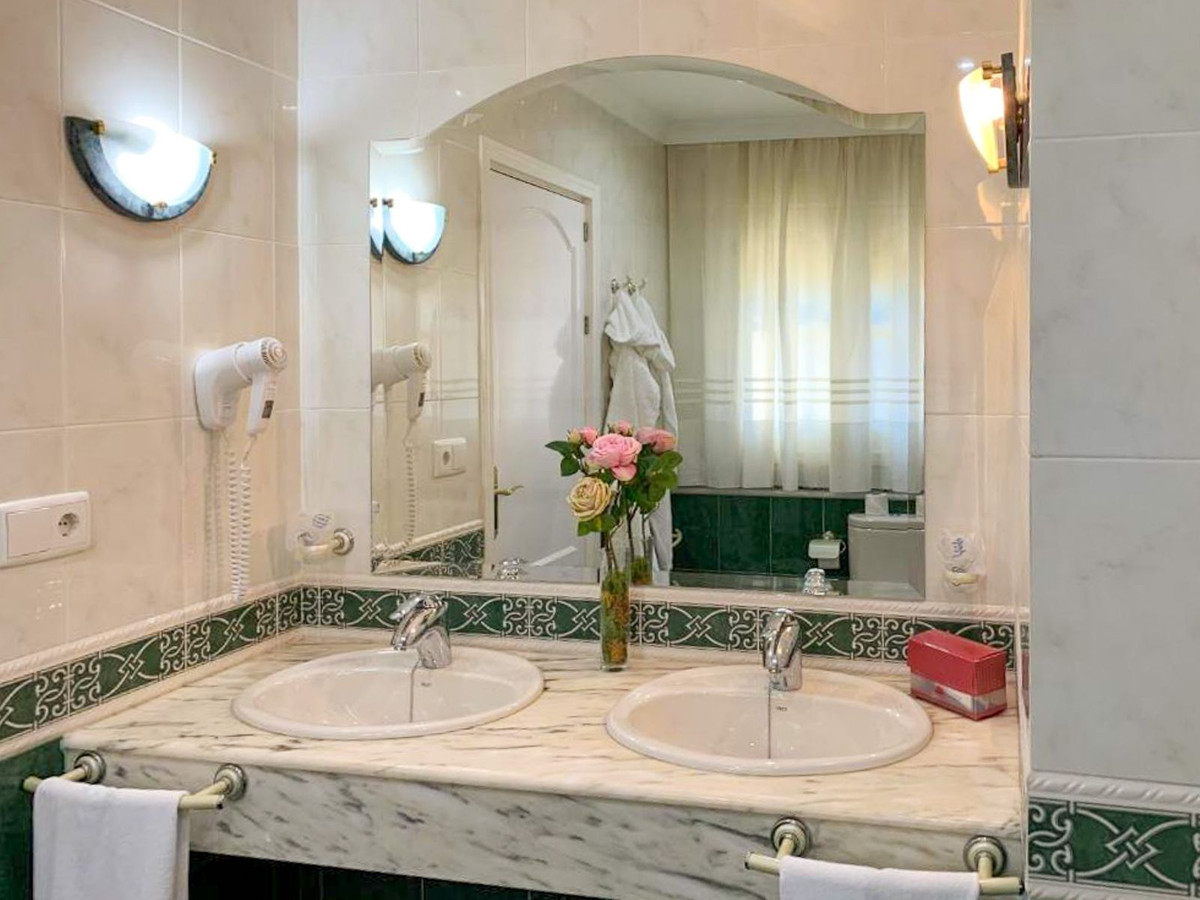Se vende Hotel de 63 dormitorios en Costa Del Sol, Málaga, España