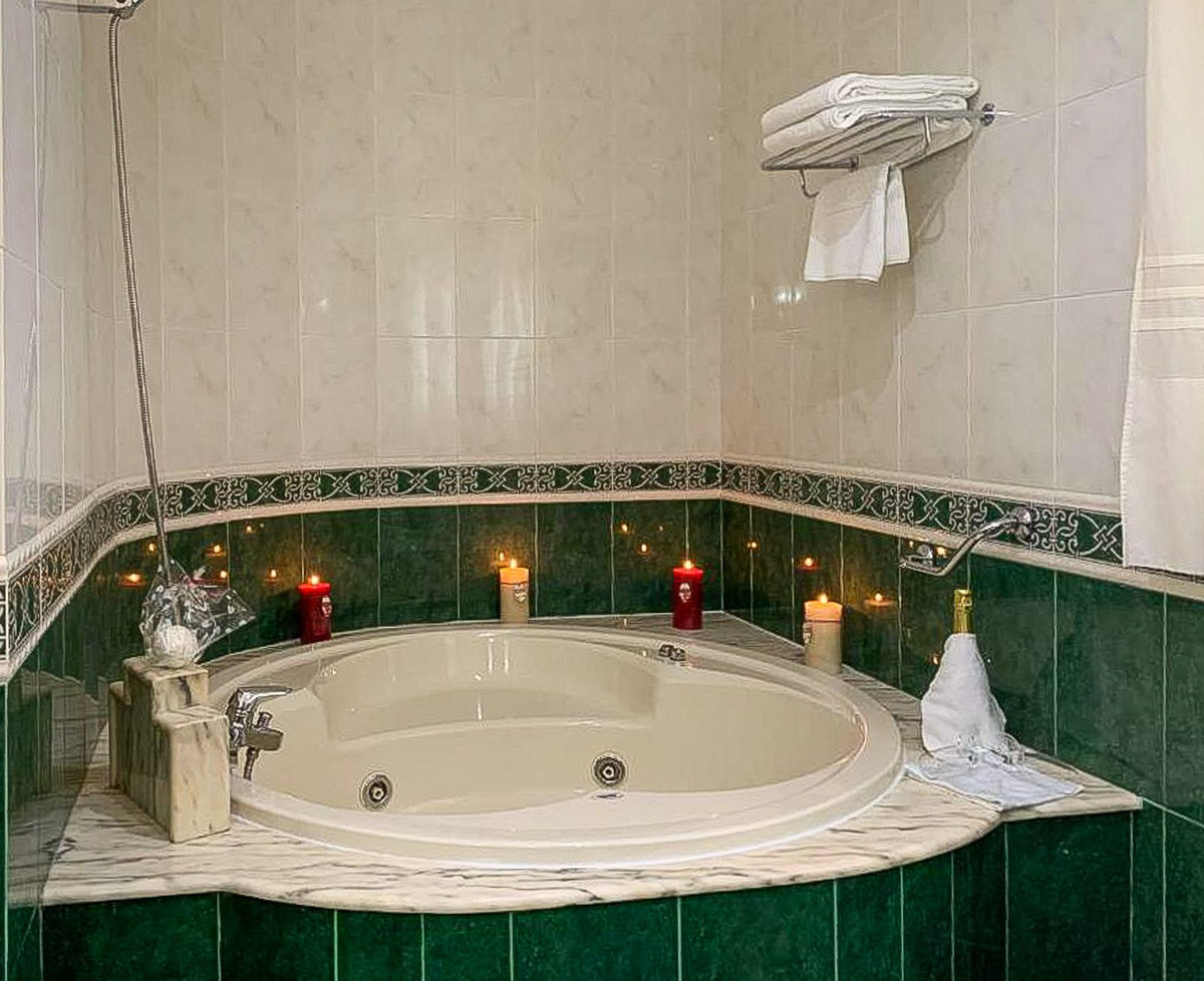 Se vende Hotel de 63 dormitorios en Costa Del Sol, Málaga, España