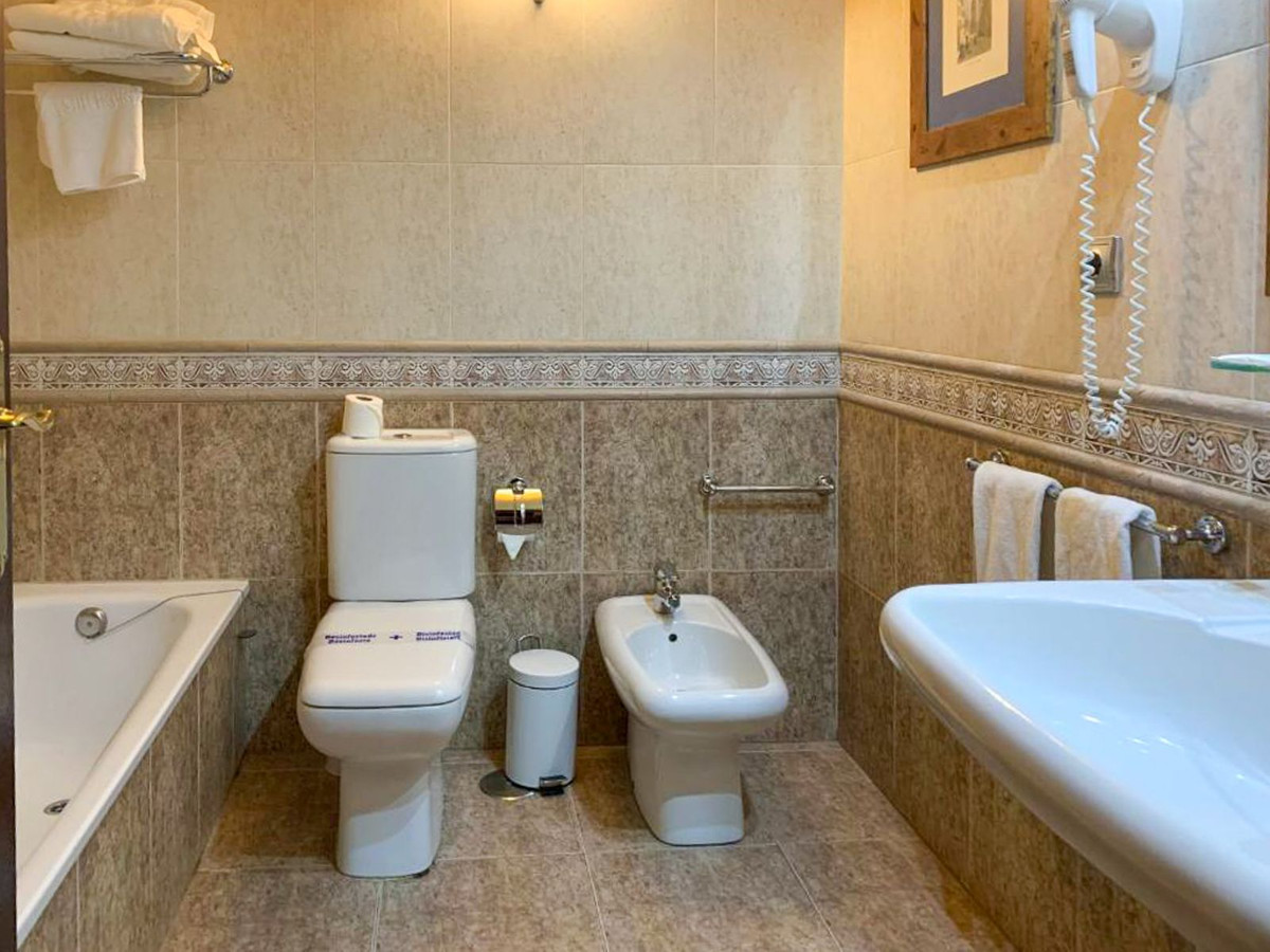 Se vende Hotel de 63 dormitorios en Costa Del Sol, Málaga, España