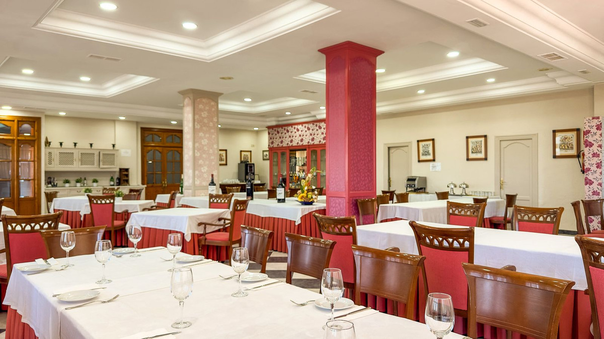 Se vende Hotel de 63 dormitorios en Costa Del Sol, Málaga, España