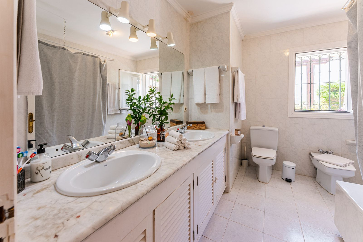 Se vende Villa - Chalet de 4 dormitorios en Costa Del Sol, Málaga, España