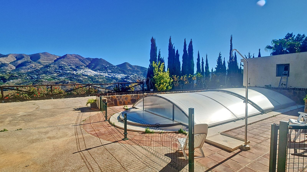 3 Bed Townhouse for sale in Corumbela Costa Del Sol East, Málaga, Spain