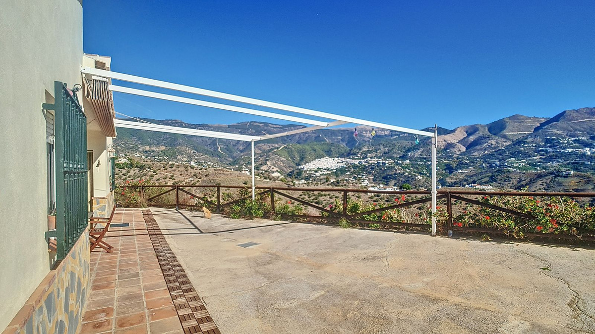 3 Bed Townhouse for sale in Corumbela Costa Del Sol East, Málaga, Spain