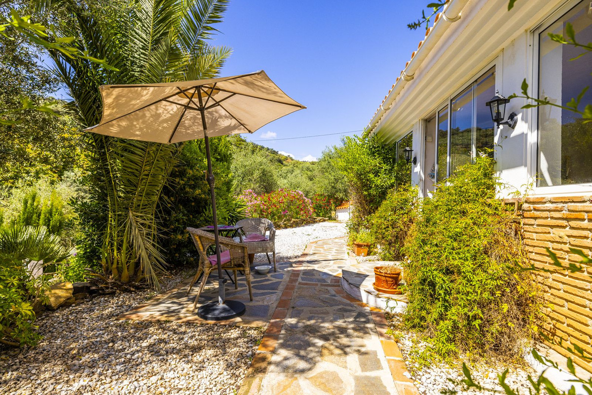 4 Bed Townhouse for sale in Comares Costa Del Sol East, Málaga, Spain