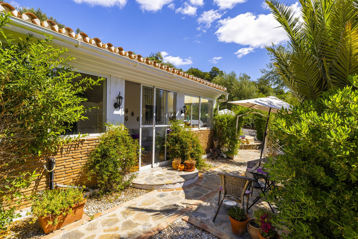 4 Bed Townhouse for sale in Comares Costa Del Sol East, Málaga, Spain