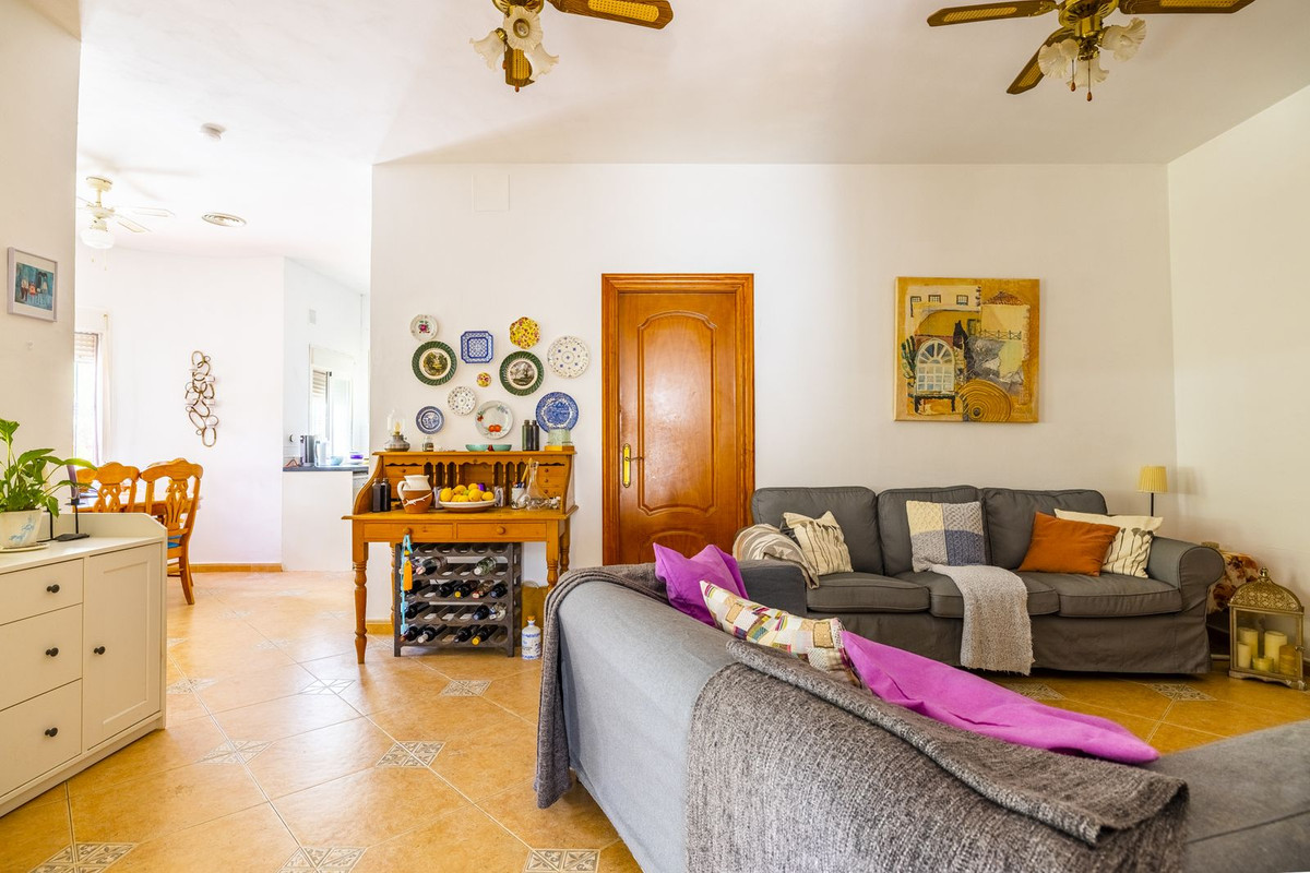 4 Bed Townhouse for sale in Comares Costa Del Sol East, Málaga, Spain