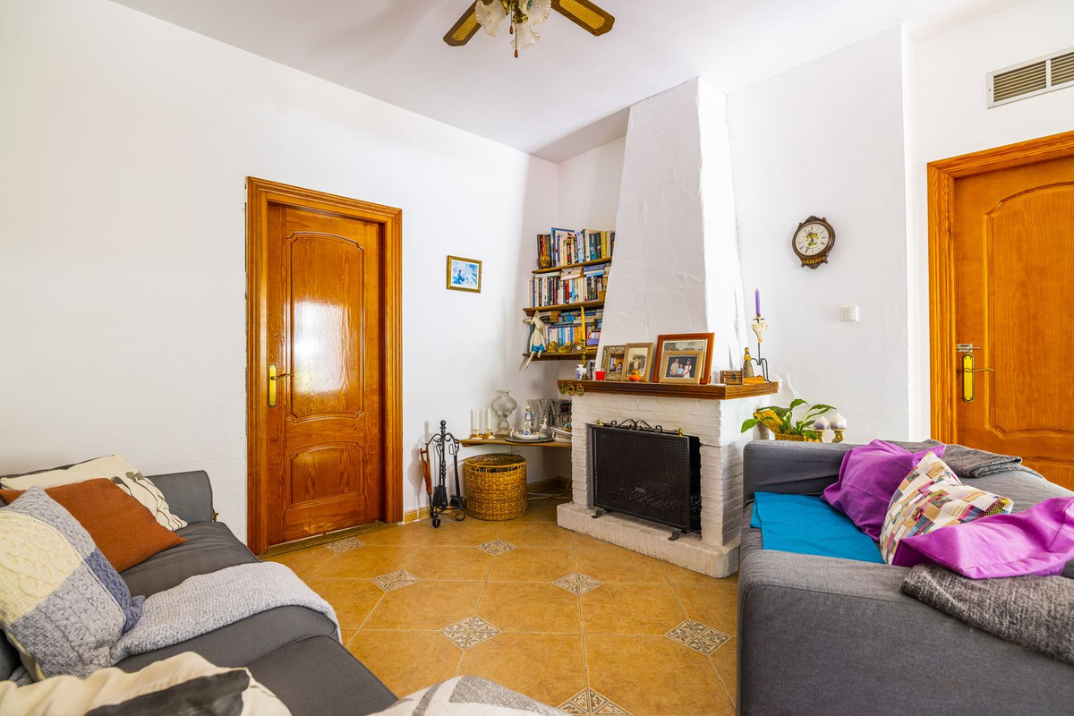 4 Bed Townhouse for sale in Comares Costa Del Sol East, Málaga, Spain