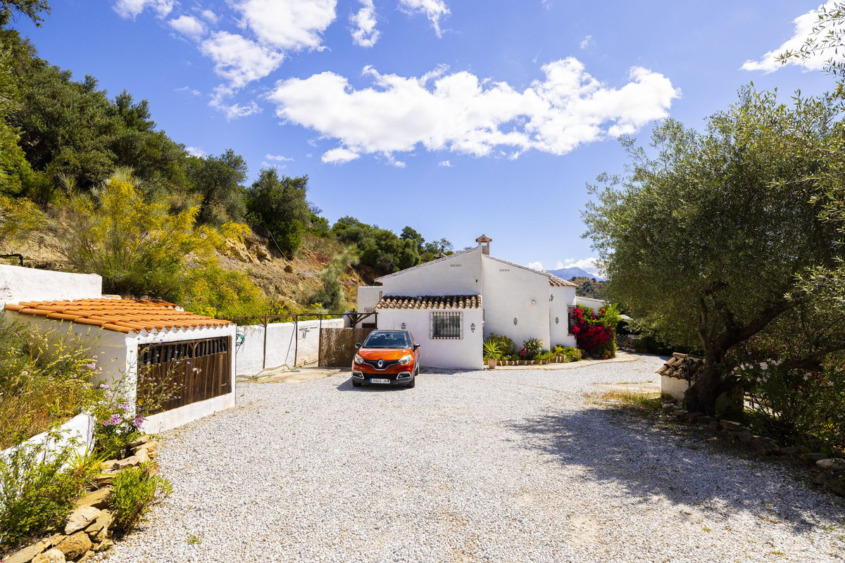 4 Bed Townhouse for sale in Comares Costa Del Sol East, Málaga, Spain