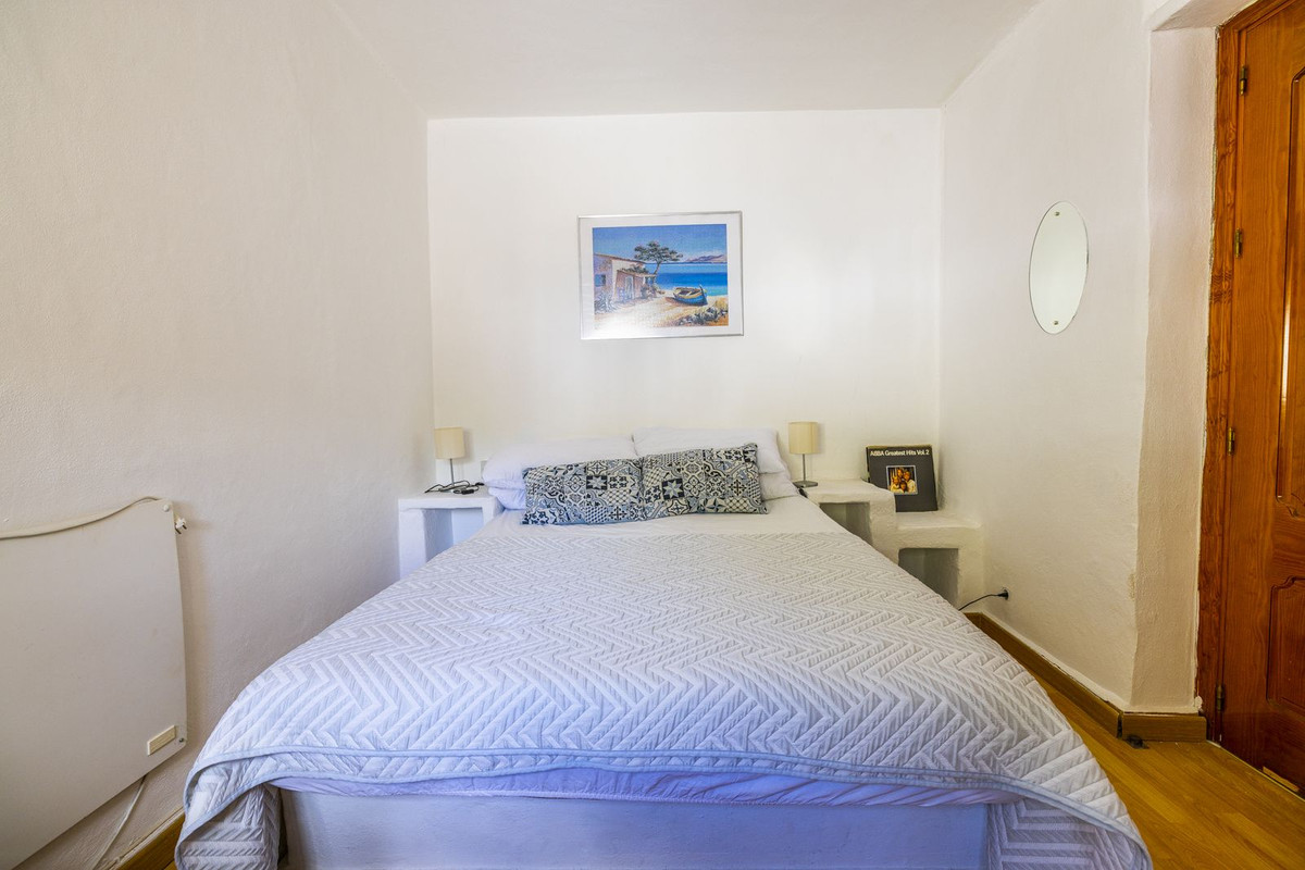 4 Bed Townhouse for sale in Comares Costa Del Sol East, Málaga, Spain