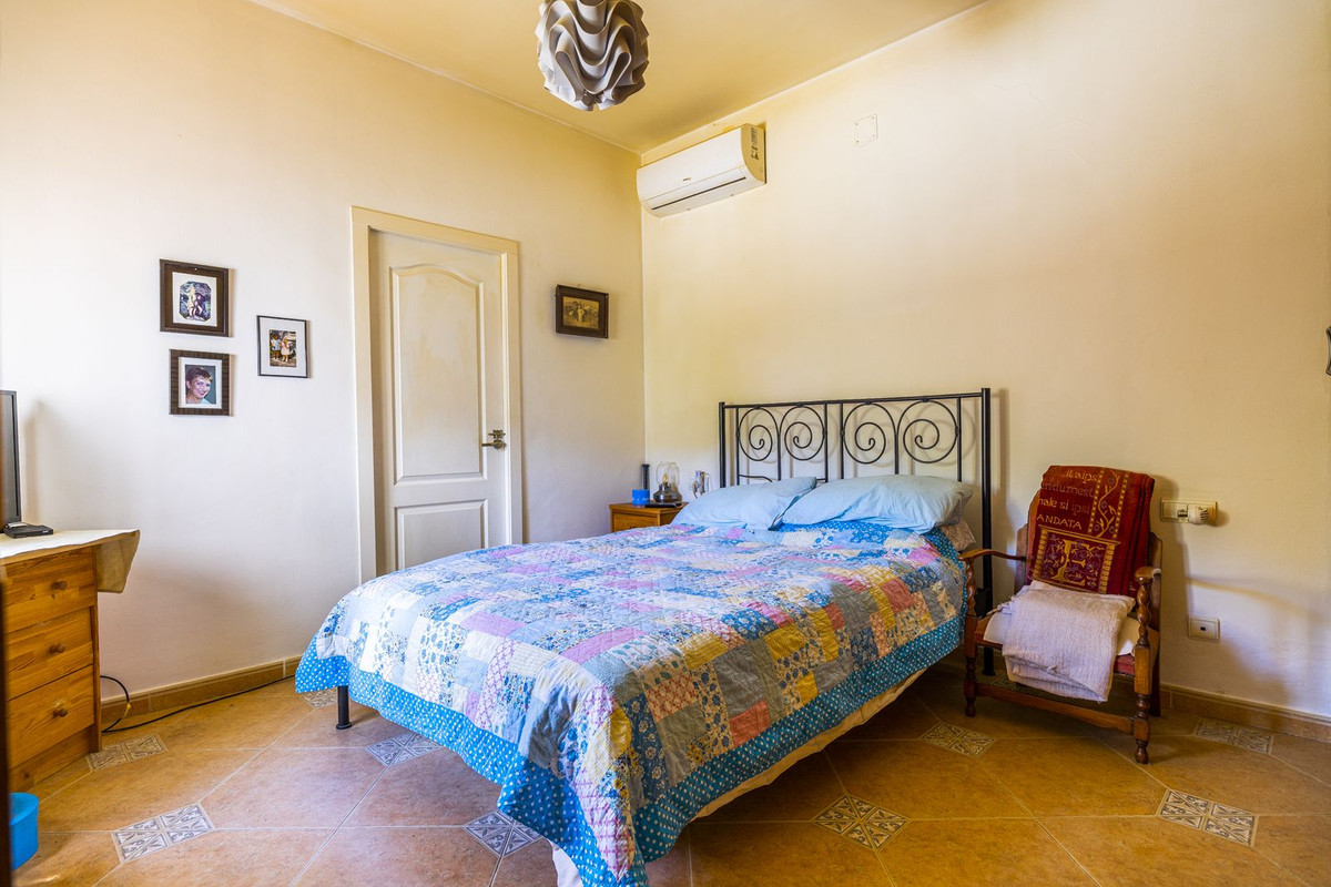 4 Bed Townhouse for sale in Comares Costa Del Sol East, Málaga, Spain
