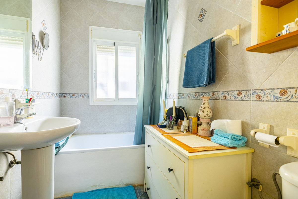 4 Bed Townhouse for sale in Comares Costa Del Sol East, Málaga, Spain