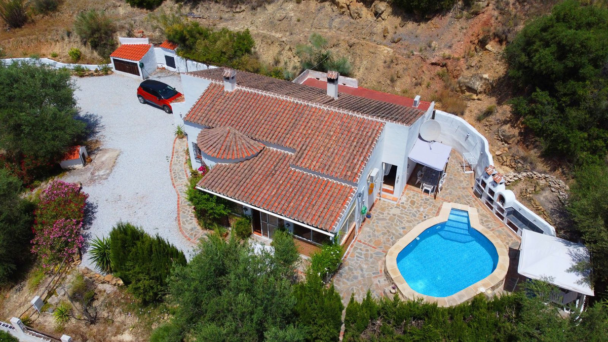 4 Bed Townhouse for sale in Comares Costa Del Sol East, Málaga, Spain