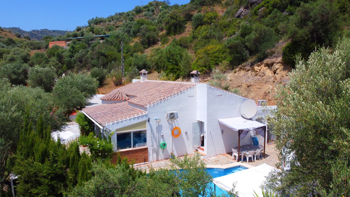 4 Bed Townhouse for sale in Comares Costa Del Sol East, Málaga, Spain
