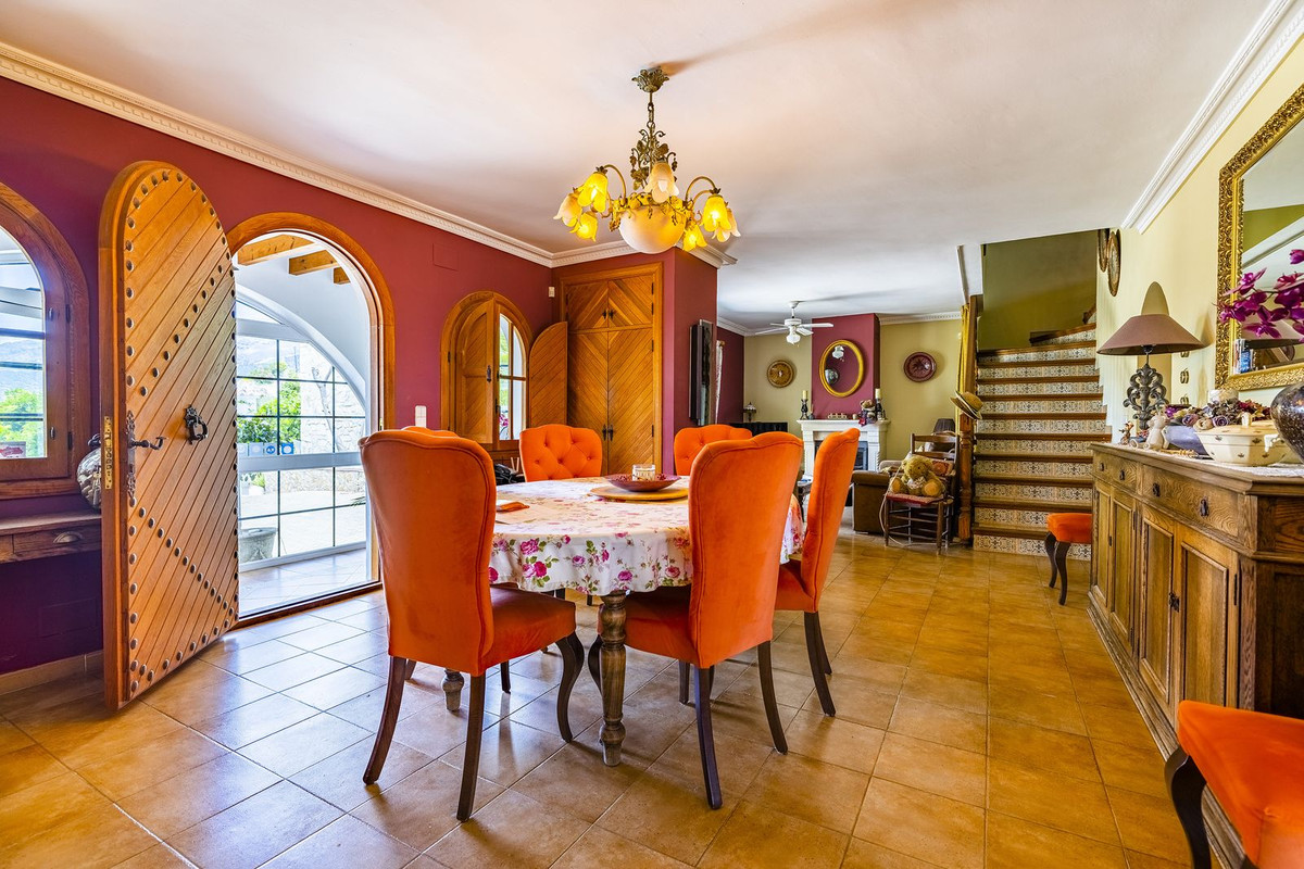 5 Bed Townhouse for sale in Cómpeta Costa Del Sol East, Málaga, Spain