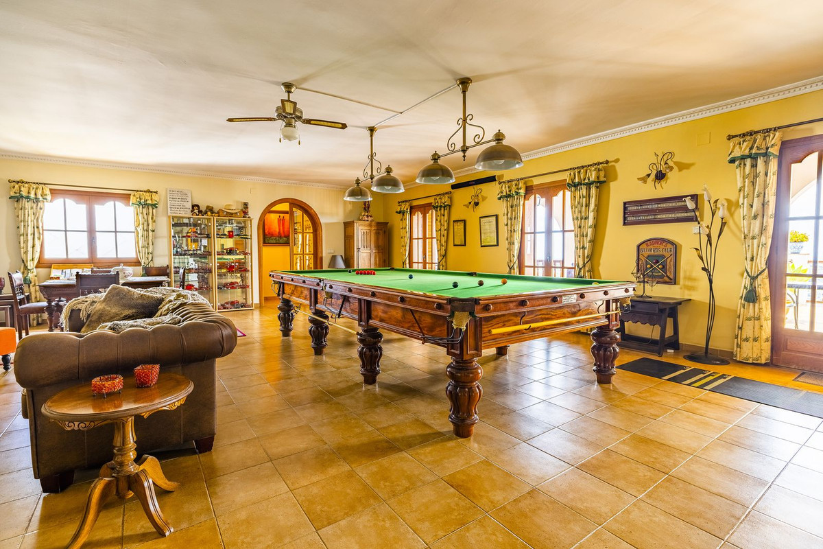 5 Bed Townhouse for sale in Cómpeta Costa Del Sol East, Málaga, Spain