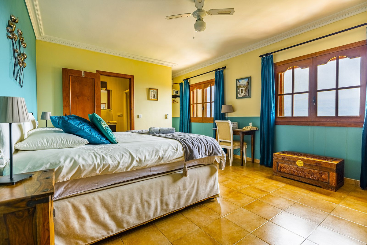 5 Bed Townhouse for sale in Cómpeta Costa Del Sol East, Málaga, Spain