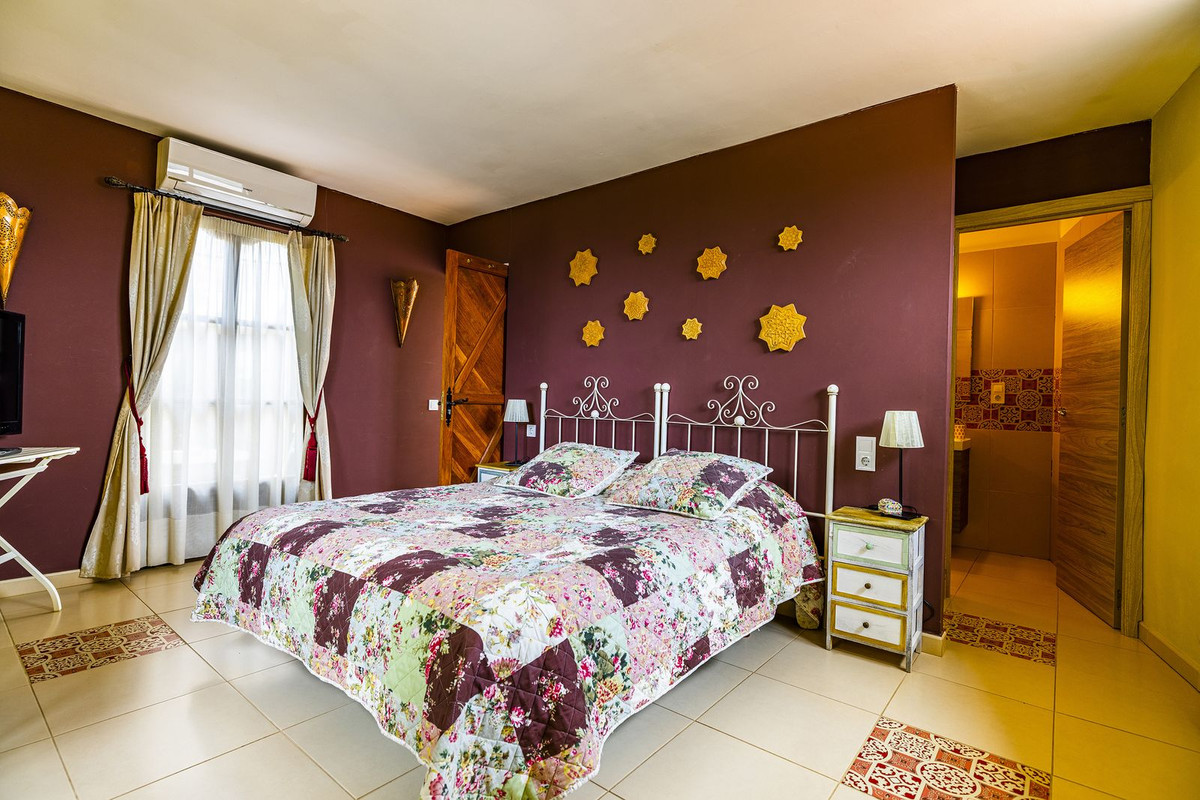 5 Bed Townhouse for sale in Cómpeta Costa Del Sol East, Málaga, Spain