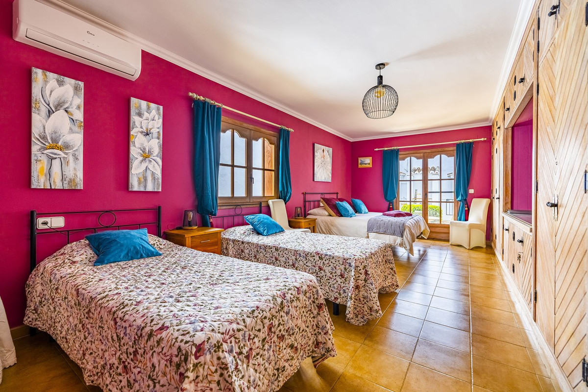 5 Bed Townhouse for sale in Cómpeta Costa Del Sol East, Málaga, Spain