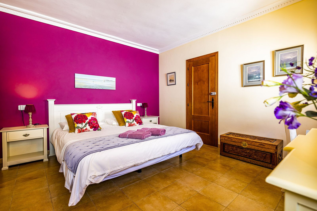 5 Bed Townhouse for sale in Cómpeta Costa Del Sol East, Málaga, Spain