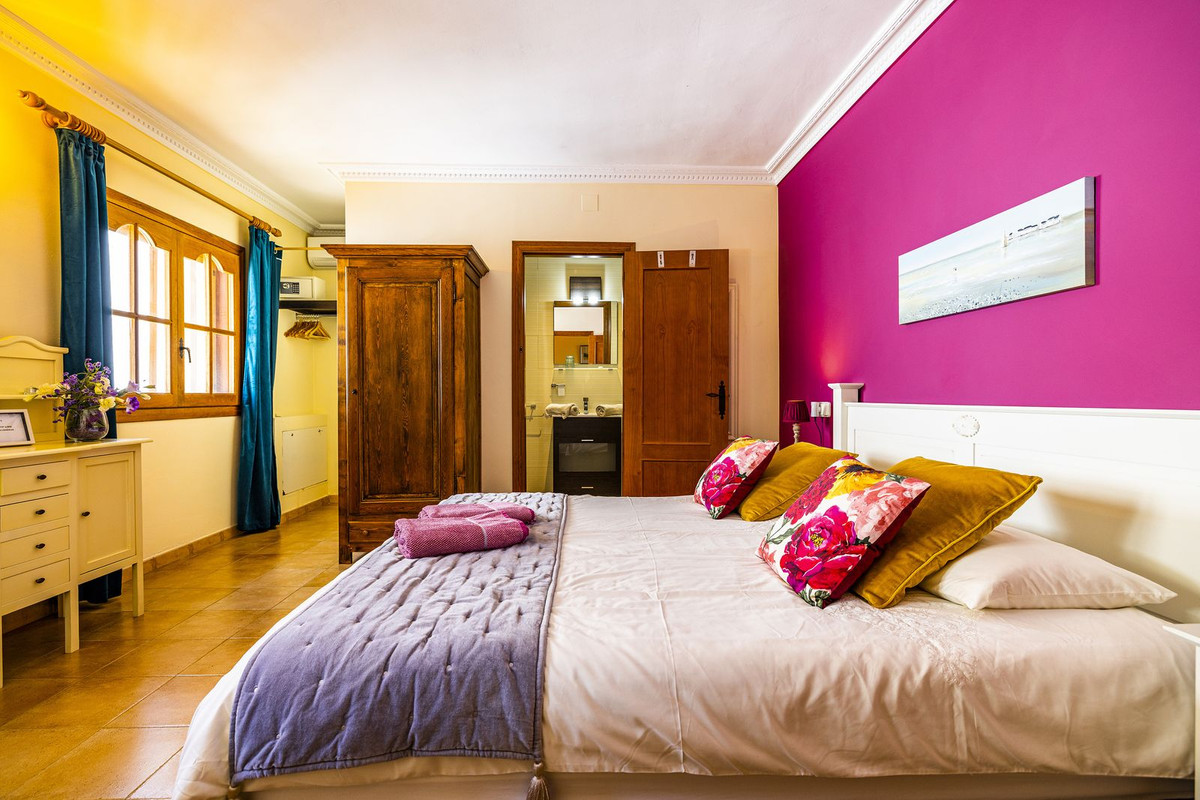 5 Bed Townhouse for sale in Cómpeta Costa Del Sol East, Málaga, Spain