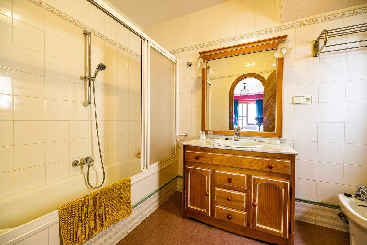 5 Bed Townhouse for sale in Cómpeta Costa Del Sol East, Málaga, Spain